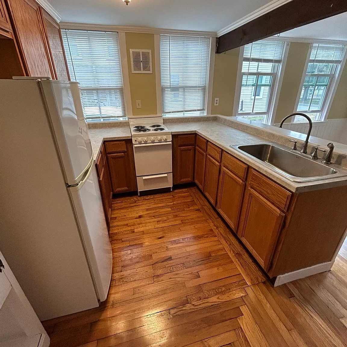 1 bed, 1.0 bath, 408 sqft, $17,050 — Photo 4