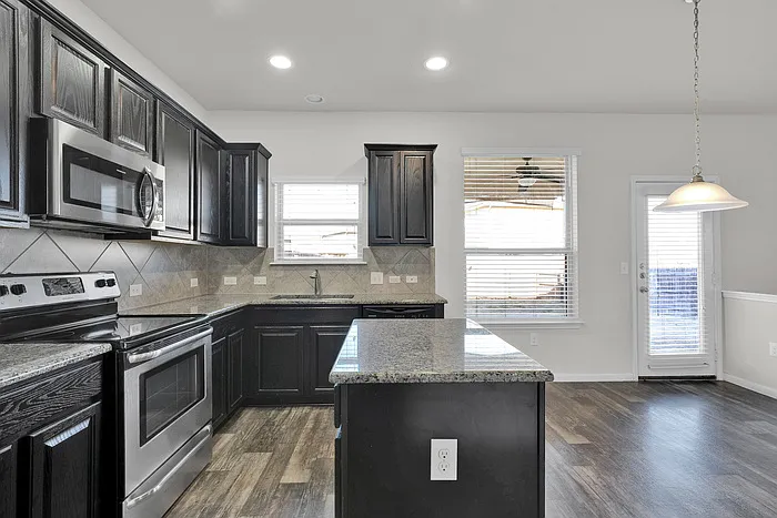 4 bed, 2.5 bath, 1929 sqft, $2,100 — Photo 3