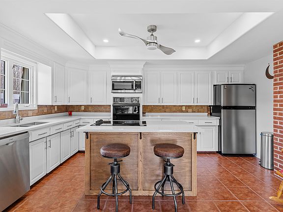 5th image of 1331 Howlan Rd