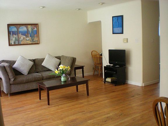 3rd image of 555 Forest Ave #5