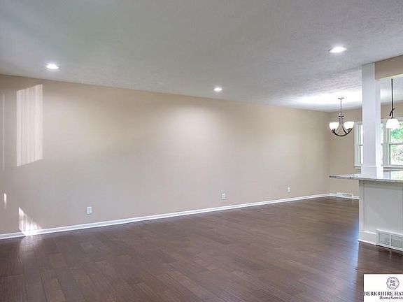 5th image of 703 Sherman Dr