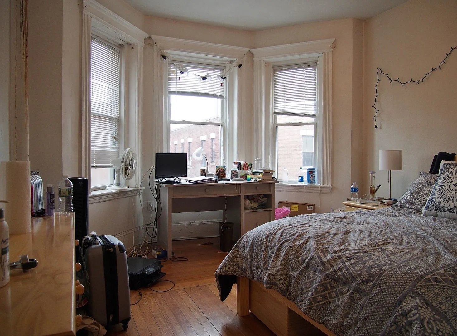 No Brokers Fee, Heat, Hot Water Included, Steps from the T stop, Laundry, Eat-in Kitchen — Photo 3