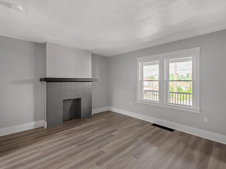 109 W Cherryhill St — Photo 3