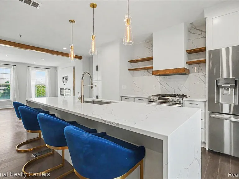 20304 Boardwalk Blvd — Photo 9