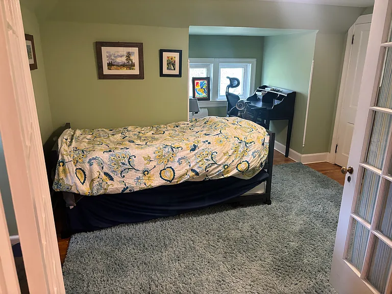 Bedroom with single bed