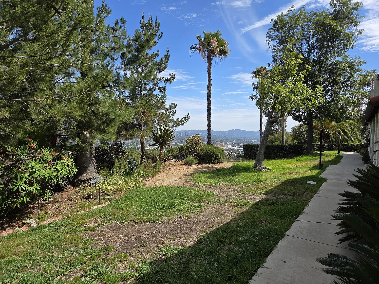 3 bed, 2.5 bath, 1602 sqft, $4,200 — Photo 3