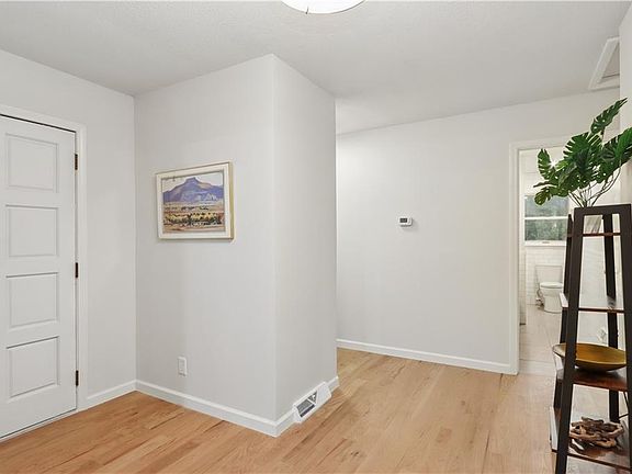 2nd image of 2 Maple Cir