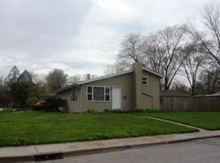 401 Blackhawk Ave, Carpentersville, IL 60110