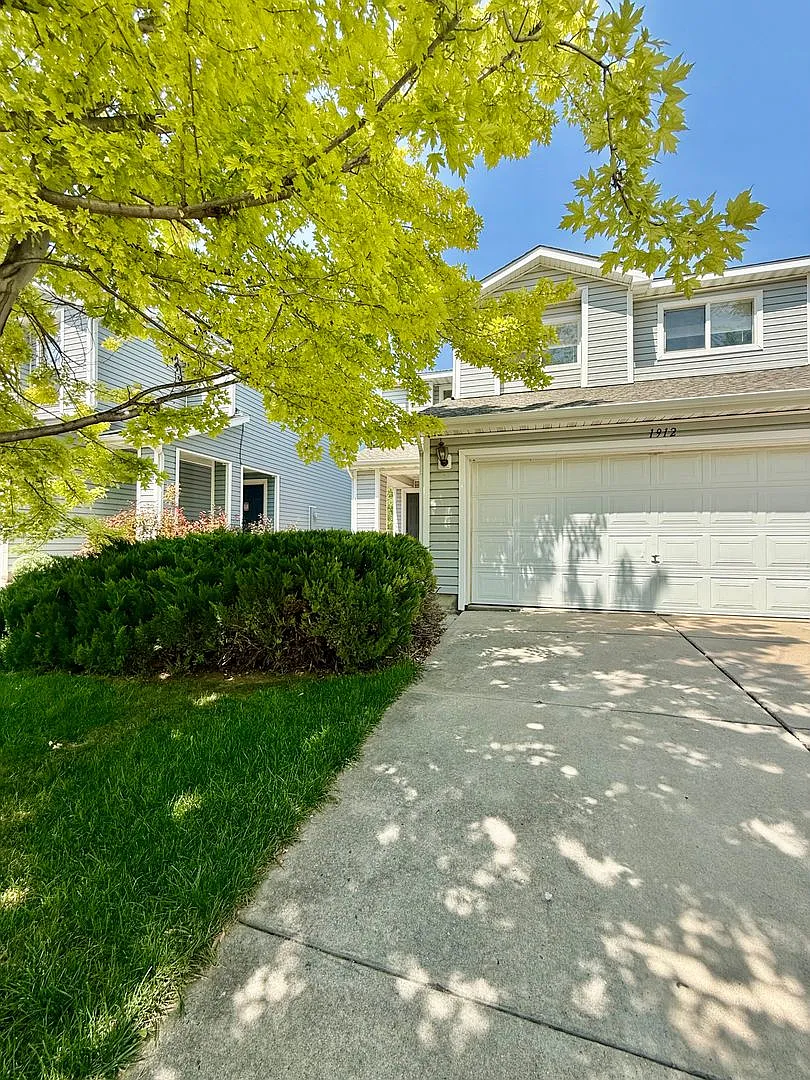 3 Bedroom 2.5 Bath Townhouse w/ 2-Car Garage! — Photo 3