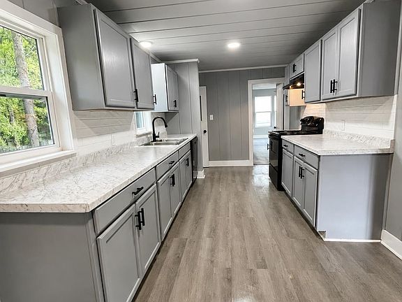 3rd image of 1415 Valley Dr