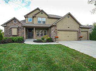 10480 Chateau Ln, Parkville, MO 64152