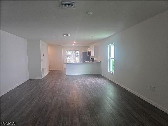 3rd image of 878 Friendship Cir
