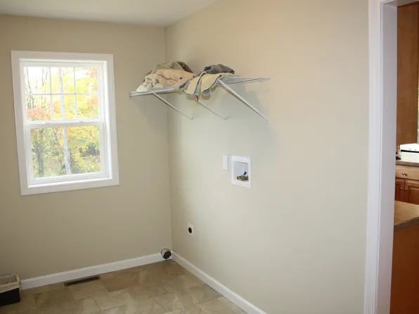 56 Woodridge Dr, Windsor Locks, CT 06096