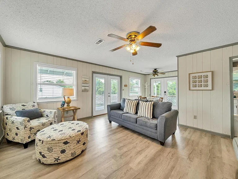 301 Chelsea Dr — Photo 5