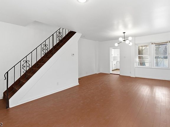 5th image of 46 W 12Th St
