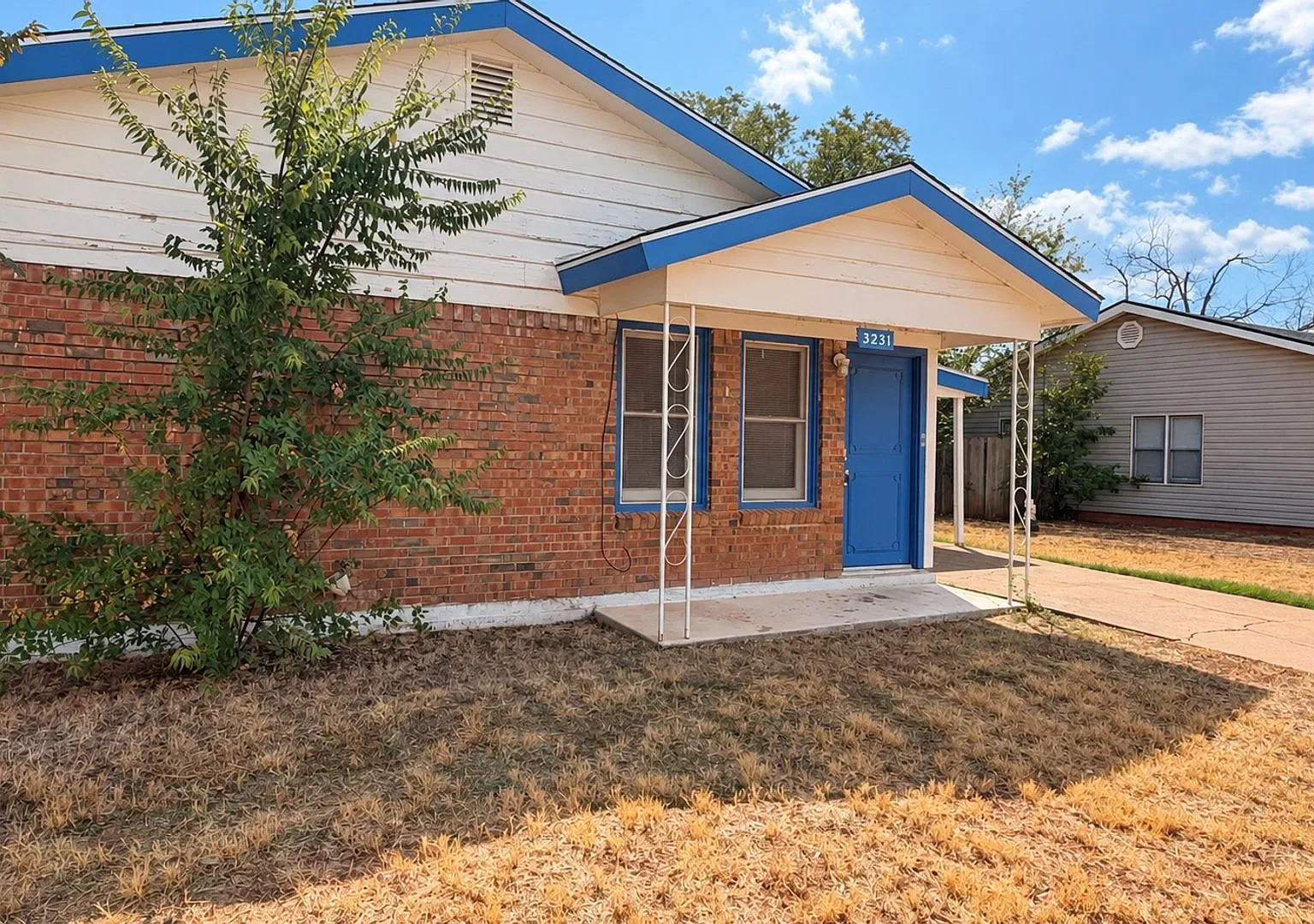 3/2 With Carport! Fridge Included! — Photo 4