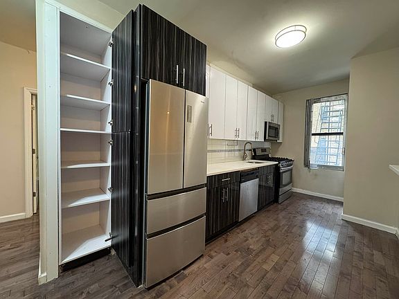 2nd image of 377 Montgomery St #2