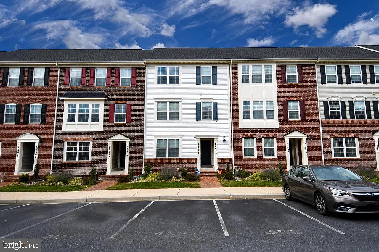 3 bed, 2.0 bath, 1253 sqft, $2,499 — Photo 1