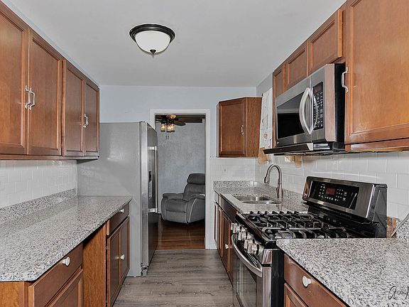 3rd image of 424 S Lake St