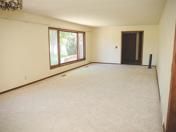 3rd image of 2001 Fairway Dr