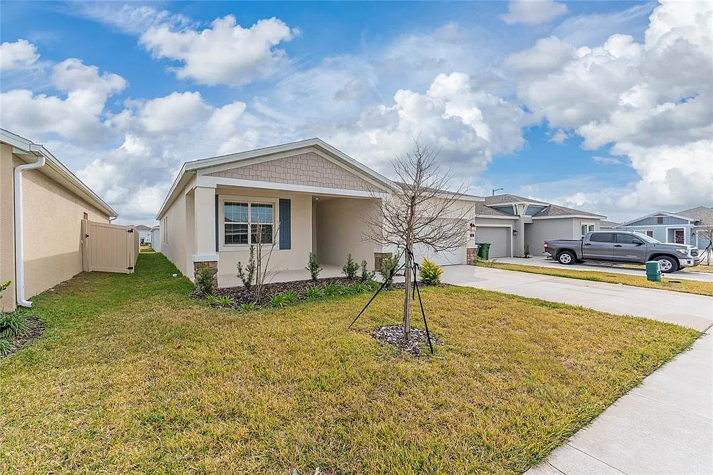 3 bed, 2.0 bath, 2093 sqft, $2,400 — Photo 2