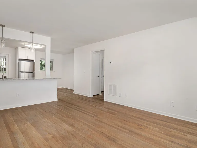 711 Oakview Rd — Photo 3