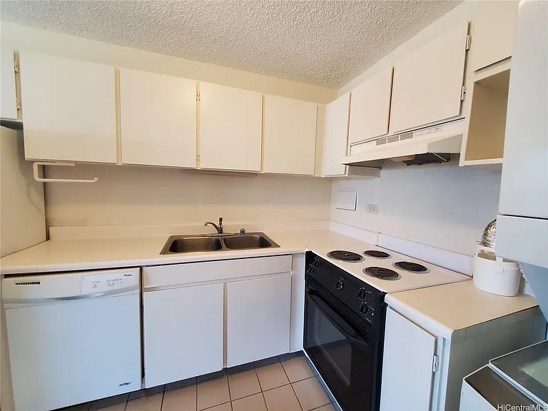 1333 Heulu St #707 — Photo 4