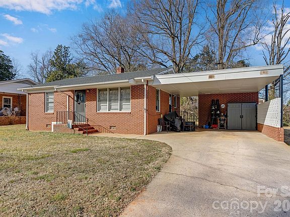 3rd image of 109 9th St SE