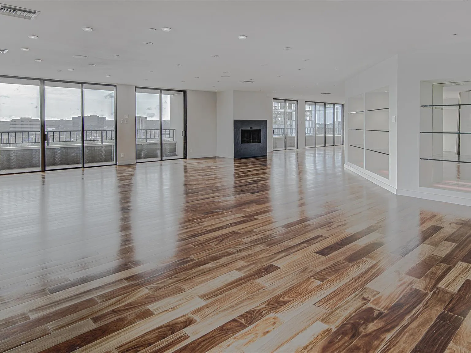 4 bed, 4.5 bath, 6260 sqft, $29,000 — Photo 4