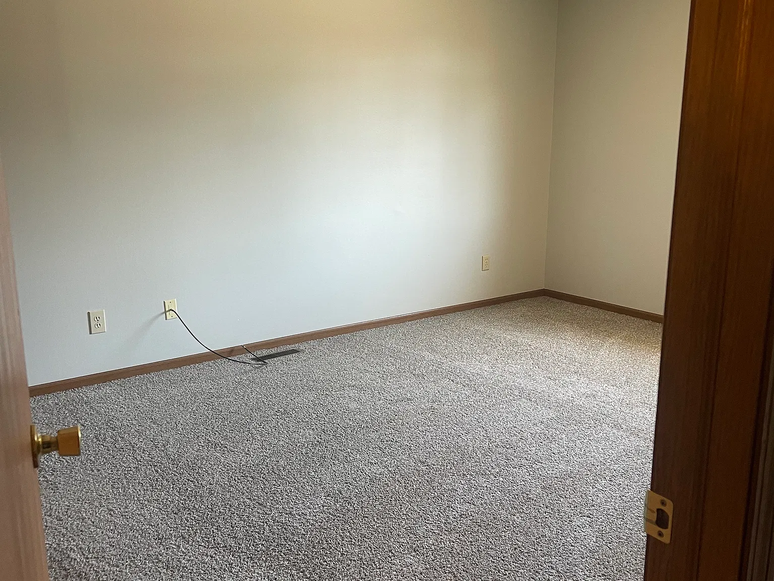 2 bed, 1.5 bath, 1000 sqft, $1,250 — Photo 2