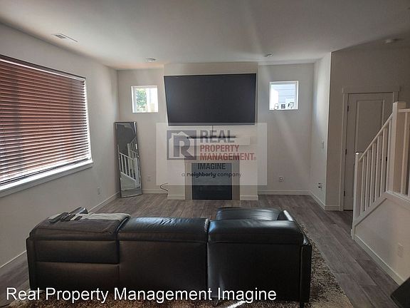 5th image of 907 Vine Maple St SE Room 1
