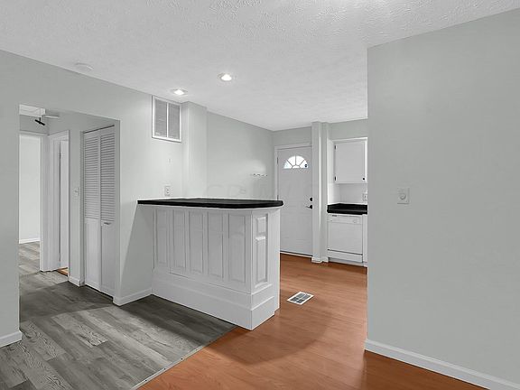5th image of 2372 Woodbrook Cir N APT B