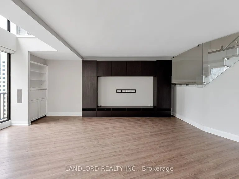 33 Harbour Sq #2208 — Photo 10