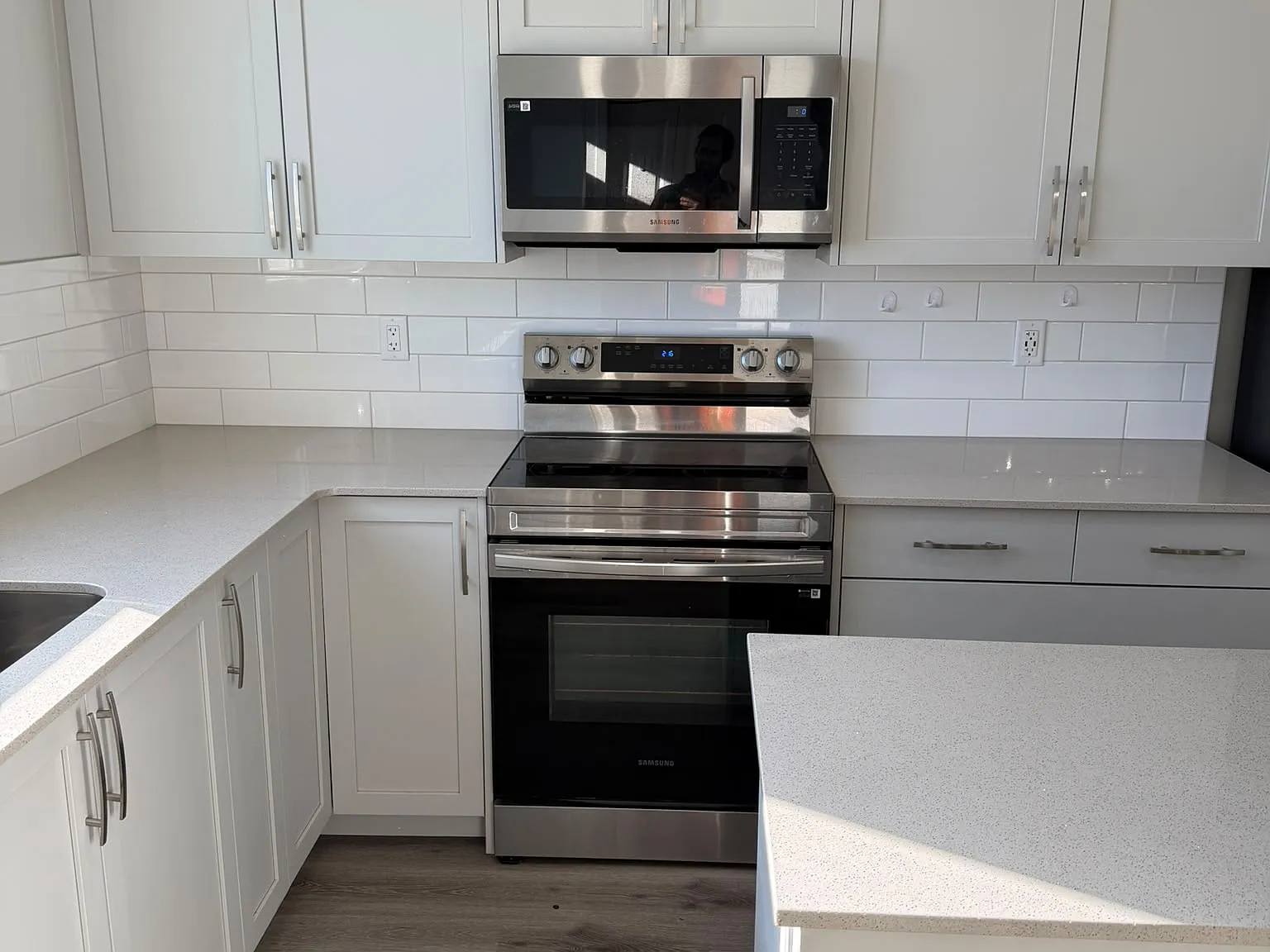 160 Edith Place - Main Floor — Photo 3