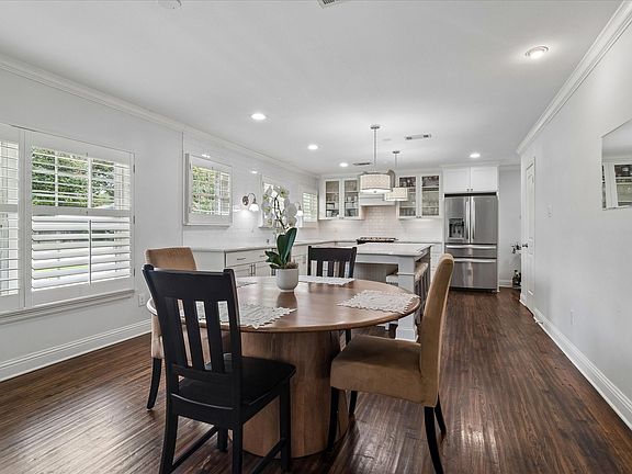 3rd image of 9836 Gooding Dr