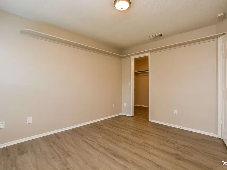 556 Silvergate Loop — Photo 11