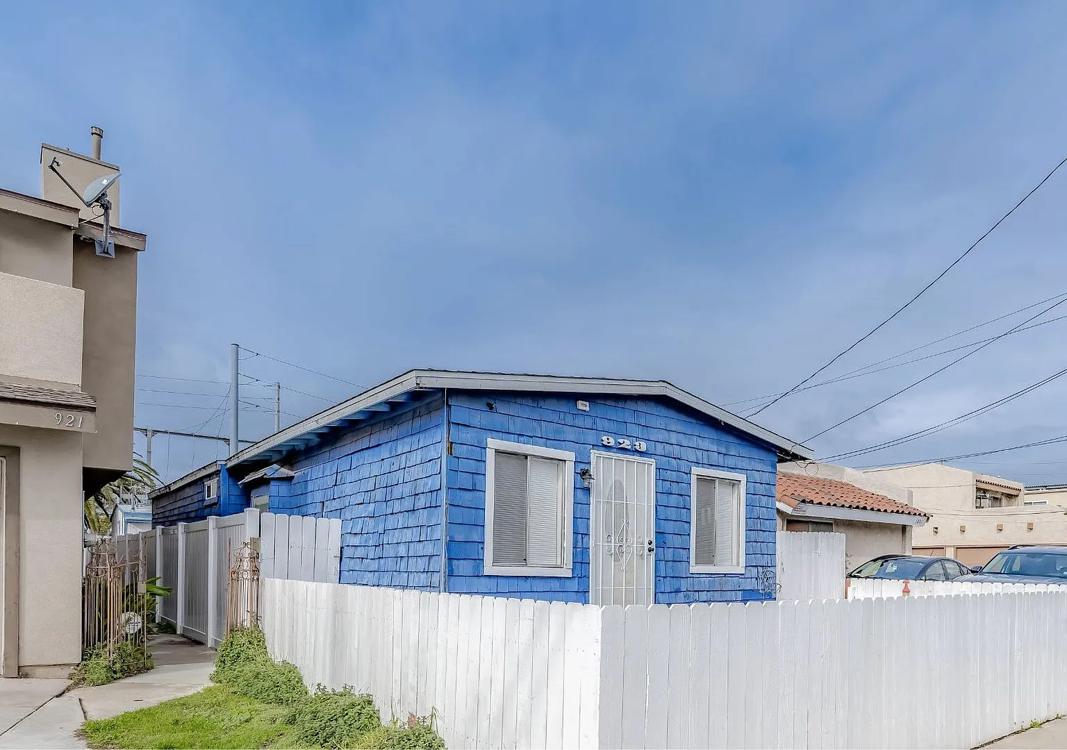 Cozy 2 bedroom, 1 bathroom bungalow with prime Huntington Beach location — Photo 1