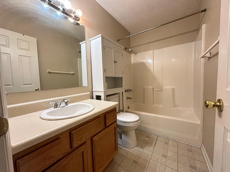 305 Elmer St #12 — Photo 3
