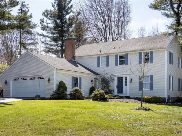 33 Tanglewood Dr W, Orchard Park, NY 14127