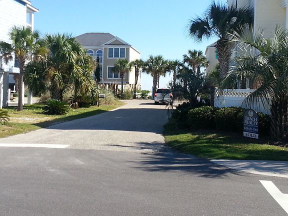 Beach access 1 min walk 