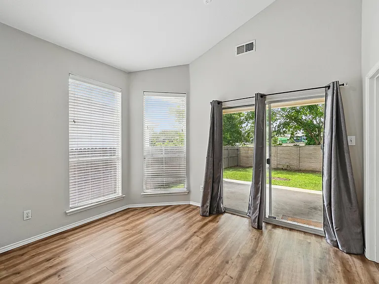 7464 Maroon Dr — Photo 4
