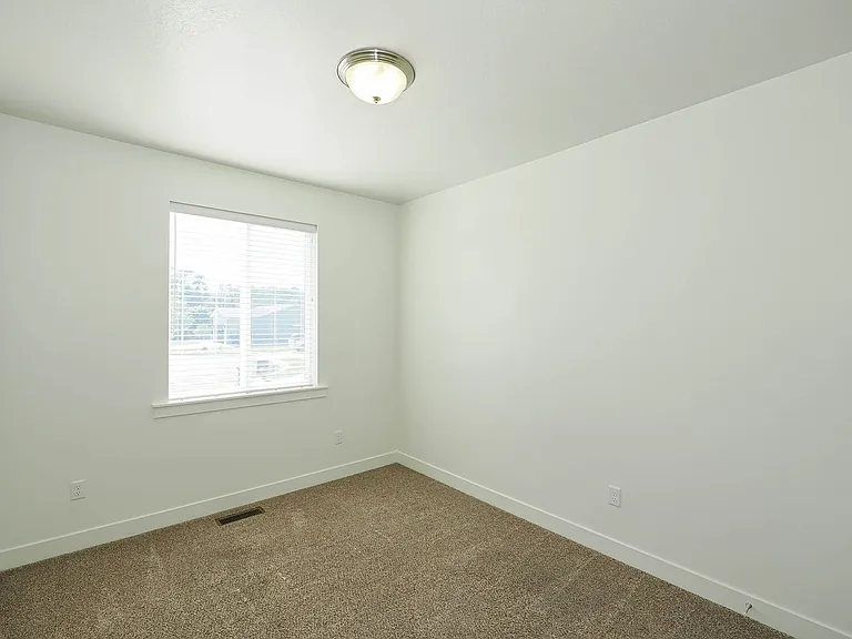 546 W 1730 N — Photo 23