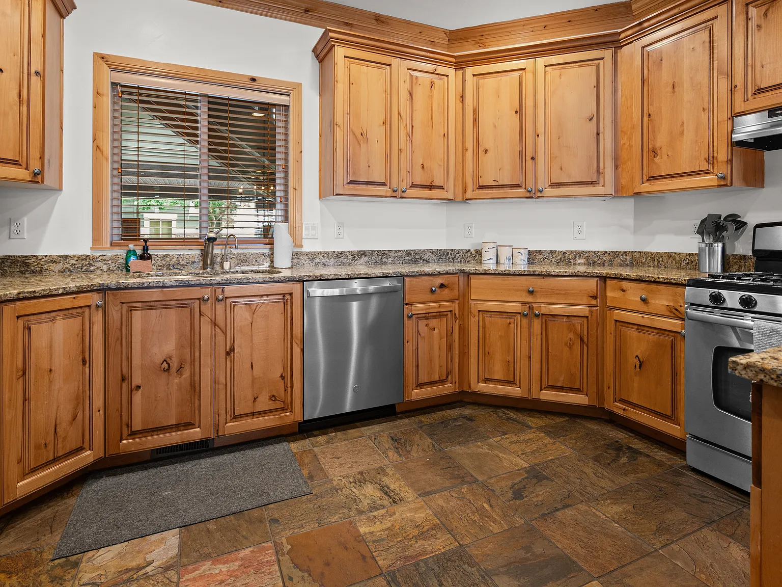 3 bed, 2.5 bath, 2277 sqft, $4,550 — Photo 4