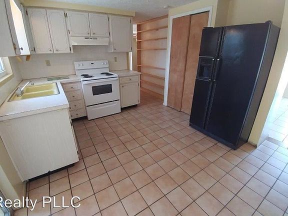 3rd image of 3326 Hoover Dr