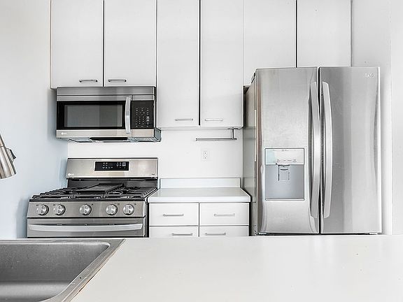 3rd image of 350 W 50th St #Ph3b