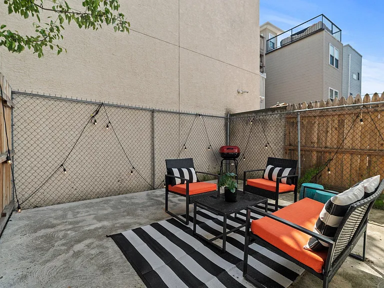 833 Corinthian Ave — Photo 2