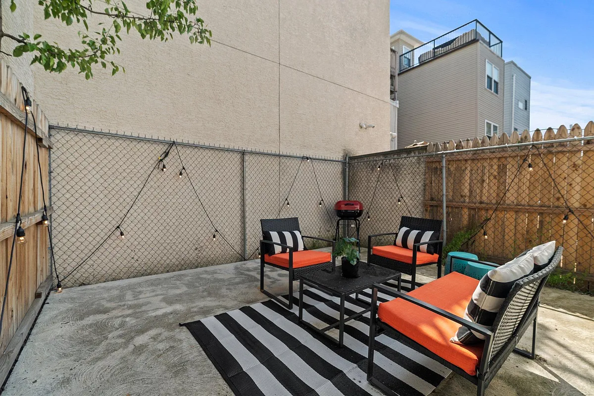 Building Photo - 833 Corinthian Ave