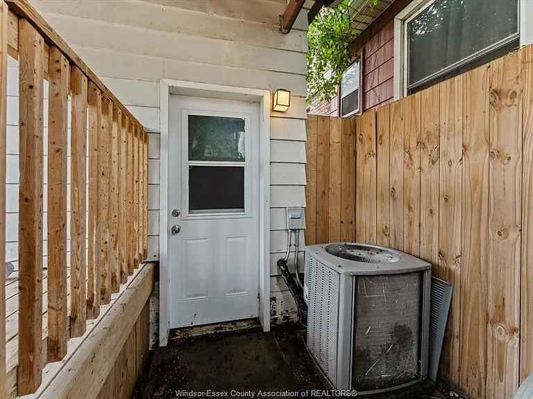 972 Wellington Ave #LOWER — Photo 11
