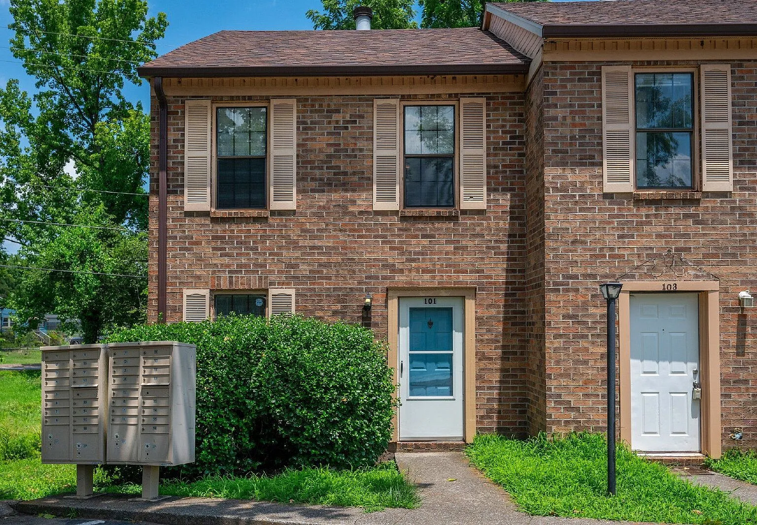 2 bed, 1.5 bath, 1099 sqft, $1,520 — Photo 2