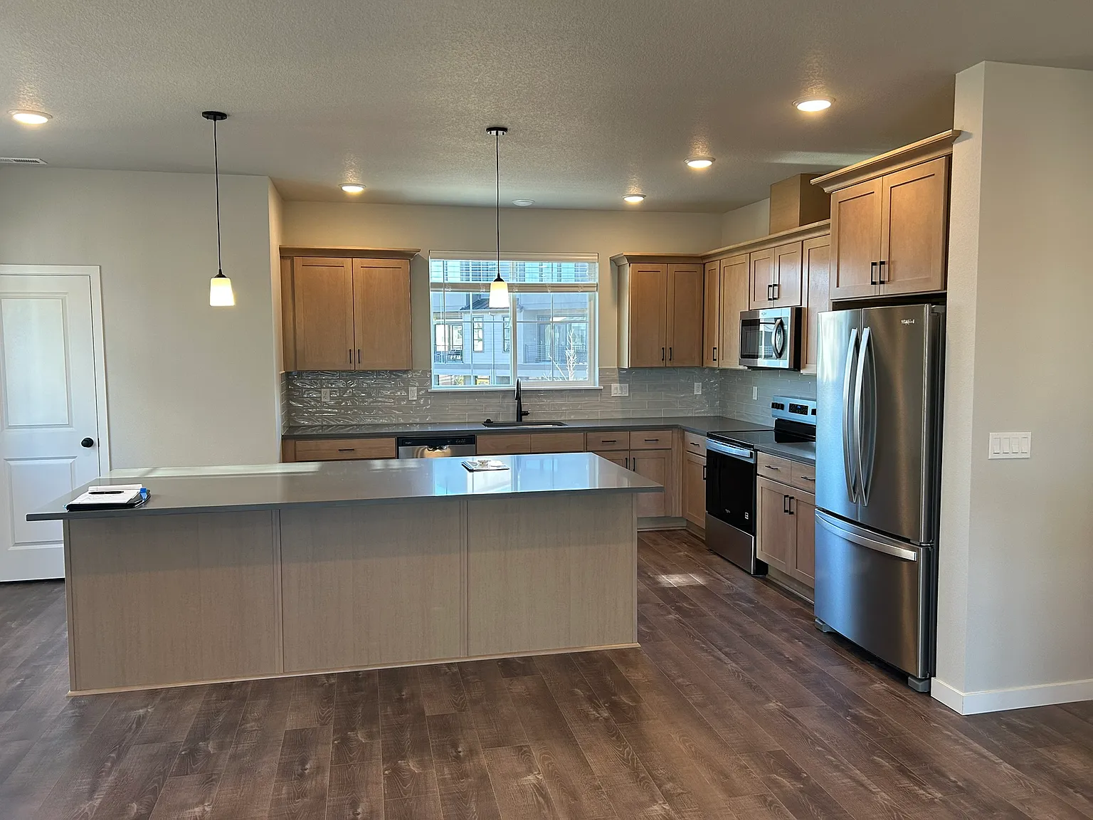 4 bed, 3.5 bath, 1937 sqft, $3,095 — Photo 2
